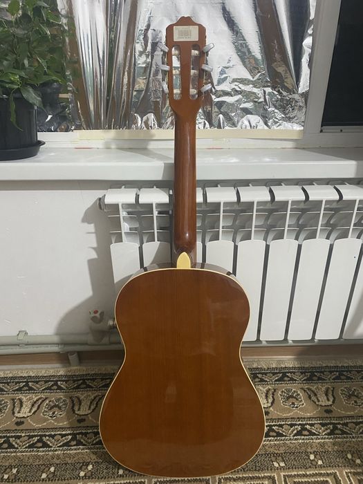Продам классичечкую гитару с чехлом