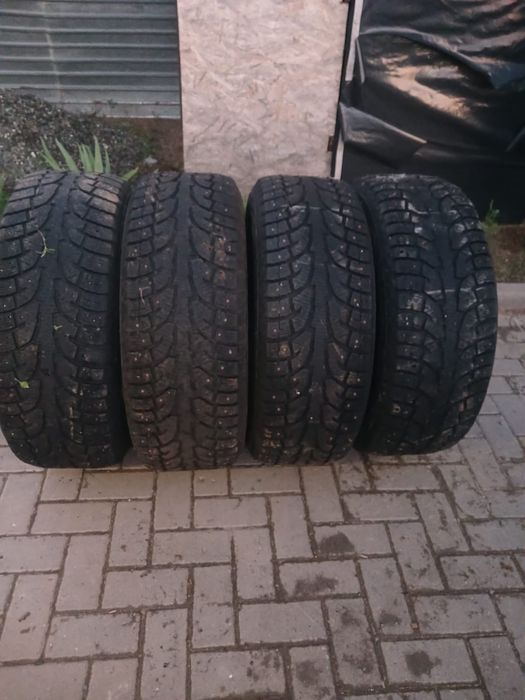 Продам зимние шипованные шины Hankook
