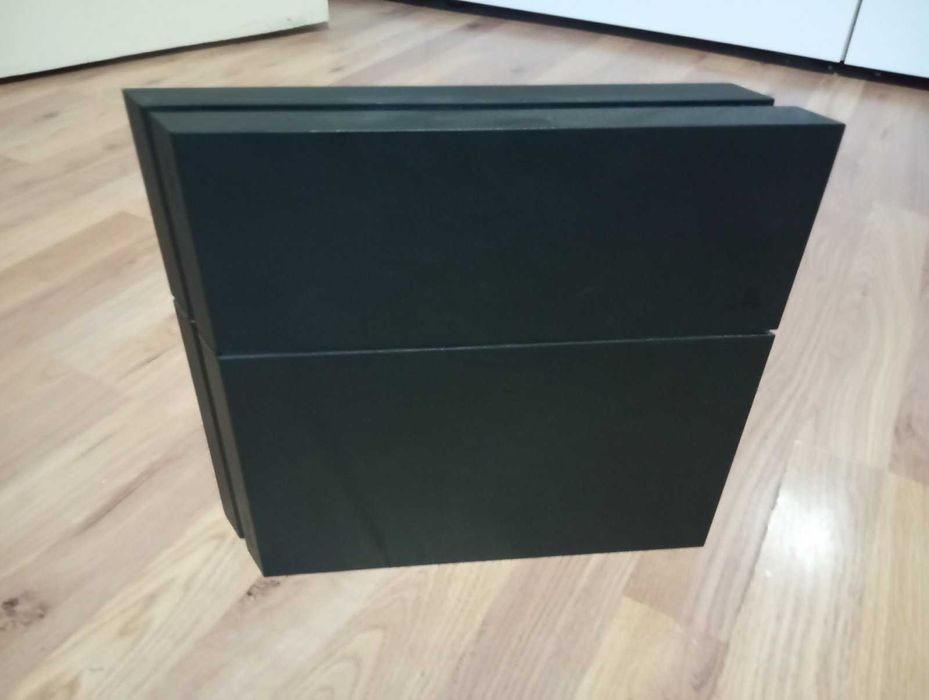 Ps 4 slim с 5 игри и джойстик