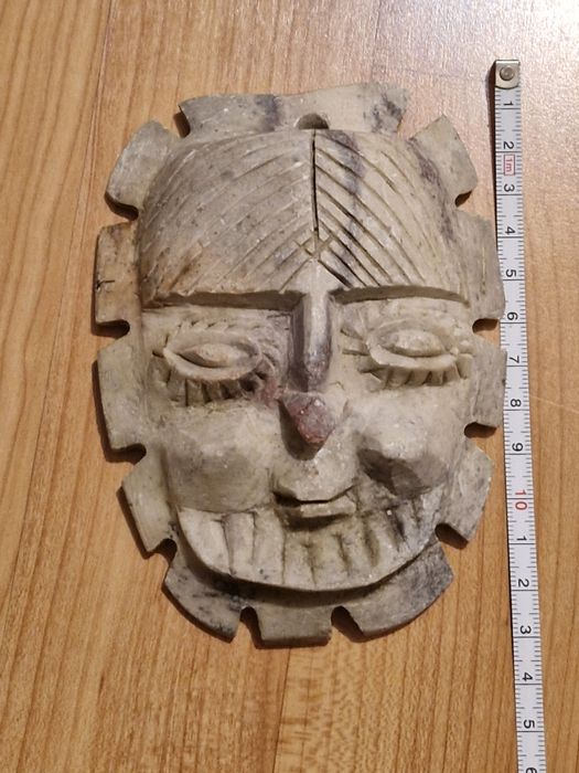 Mască veche de piatră (alabastru)