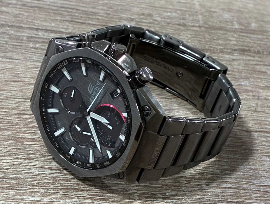 Часовник Casio edifice EQB-1100