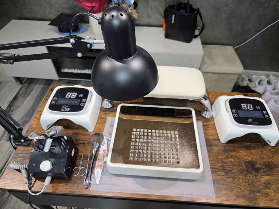 Vând masa manichiura cu toate aparatele necesare