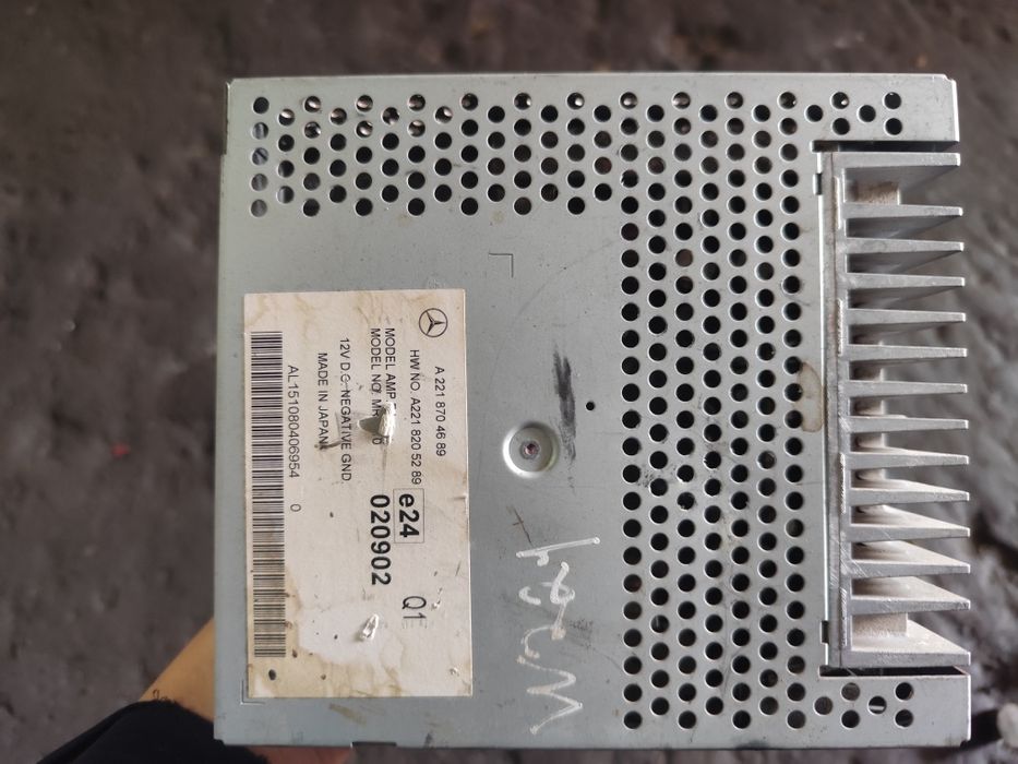 Штатный уселитель mercedes w221