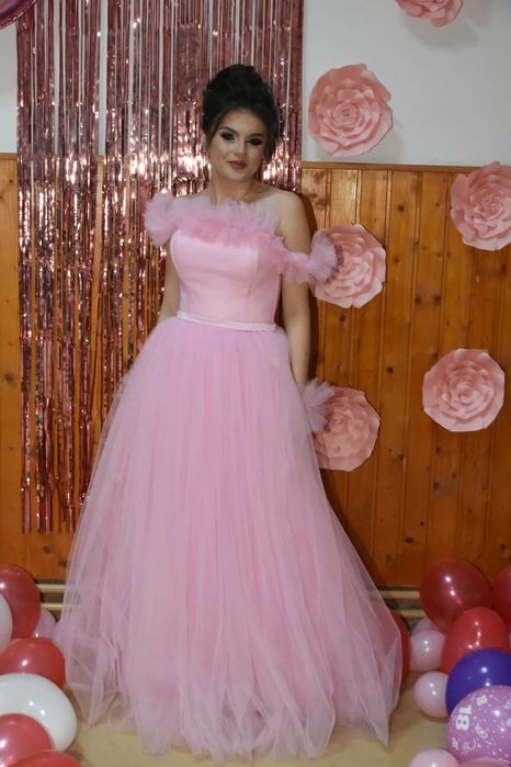 Vând rochie făcută la comandă, purtată o singura data