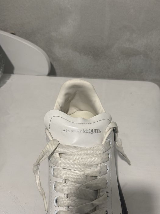 Alexander McQueen (albi cu talpa neagra)