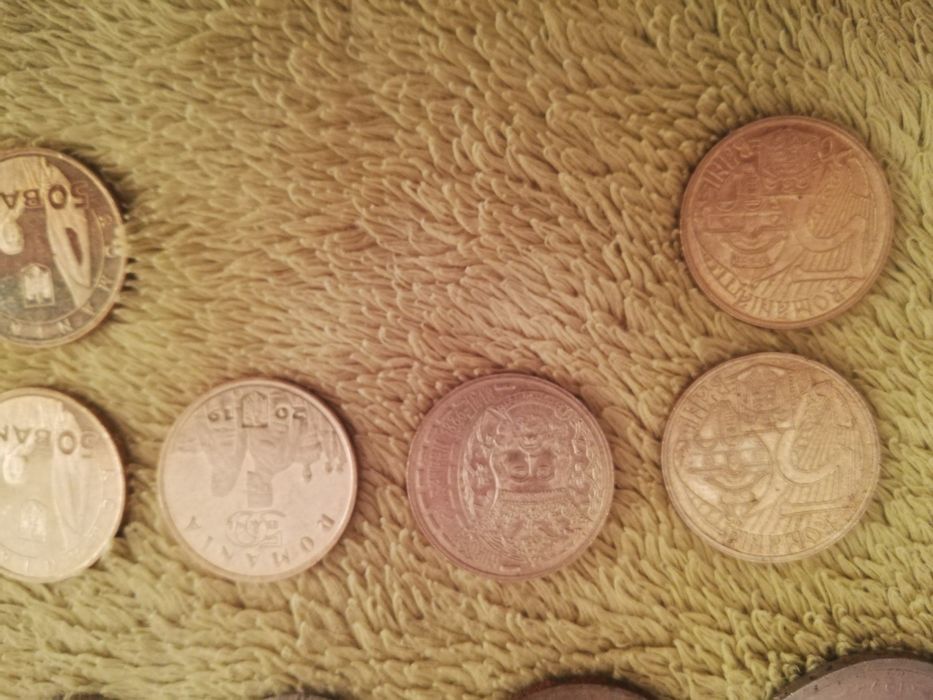 Vând colecție de bancnote și monede