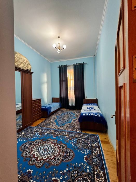 Guliston shaxar ,4 mavzeda joylashgan 10 sotix yer matdoniga ega hovli