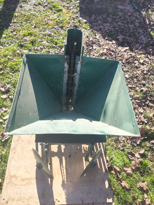 Vand masina de pus cartofii pentru motocultor