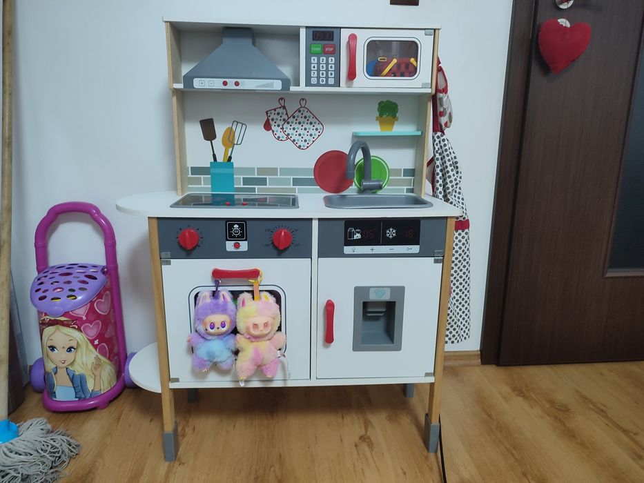 Vând bucătărie de lemn și carusel pentru pătuț