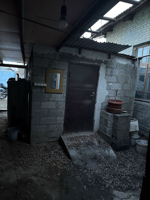 Продам дом барачного типа, навес.