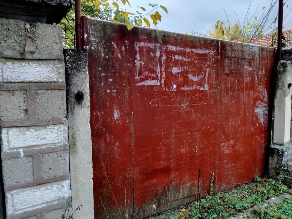 Голям двор с 3 отделни постройки