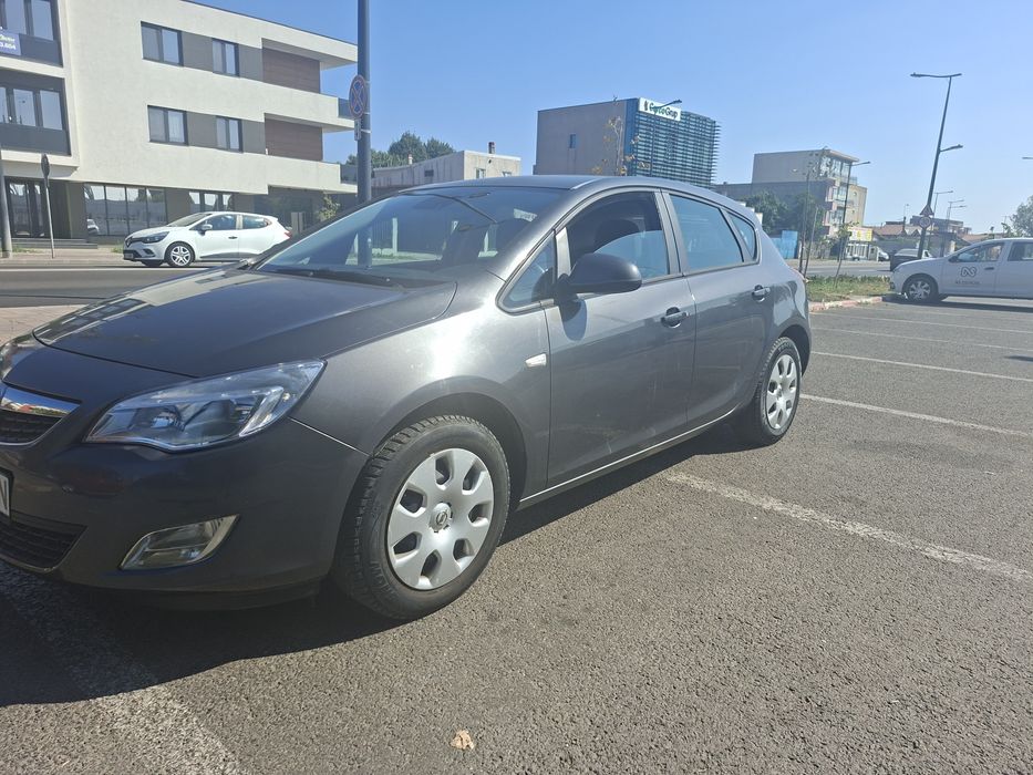 Vând Opel astra j 1.6 Benzină