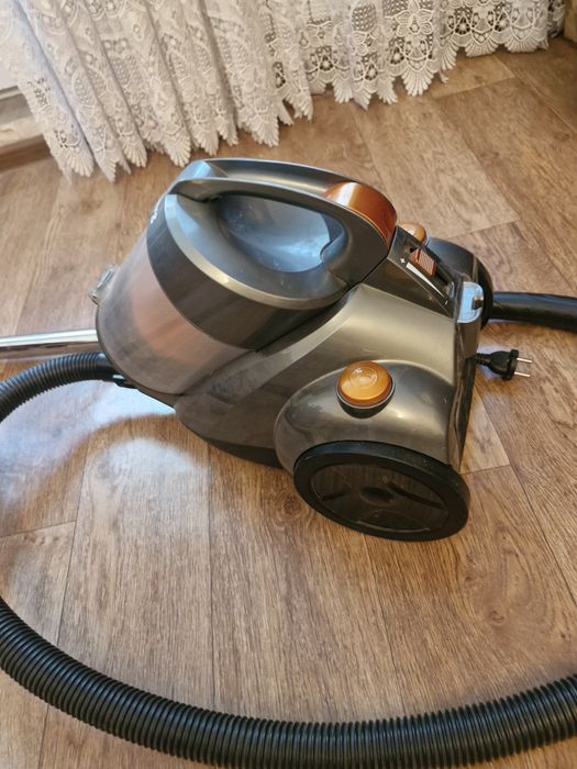 Продам пылесос Elenberg