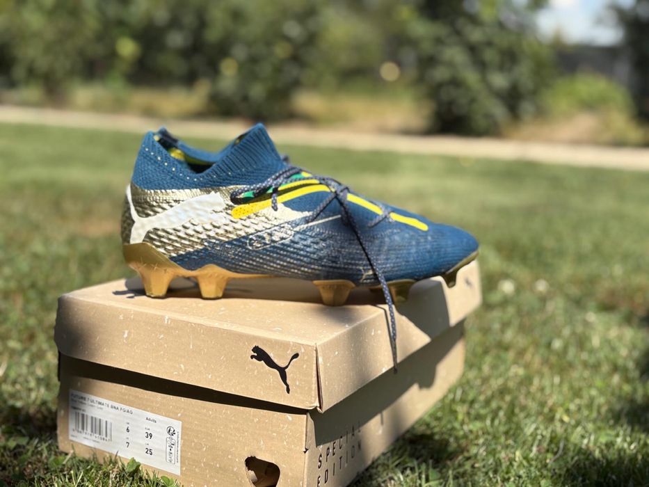 Ghete fotbal Puma, marimea 39.