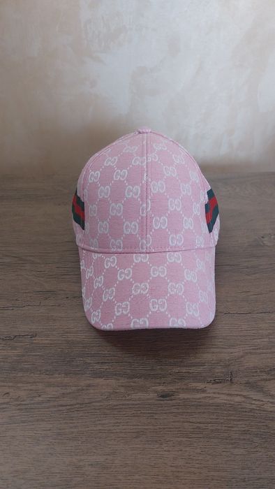 Sapca roz model gucci