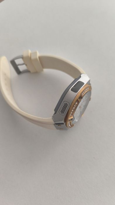 Часовник марка GUESS хибрид