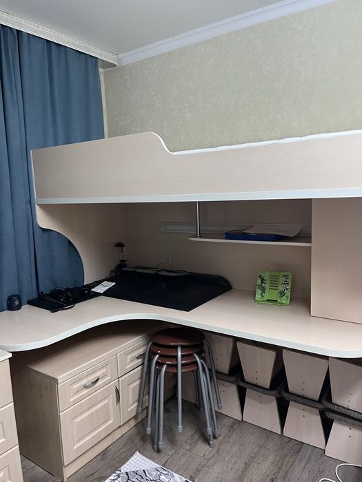 Продам детскую комнату со столом