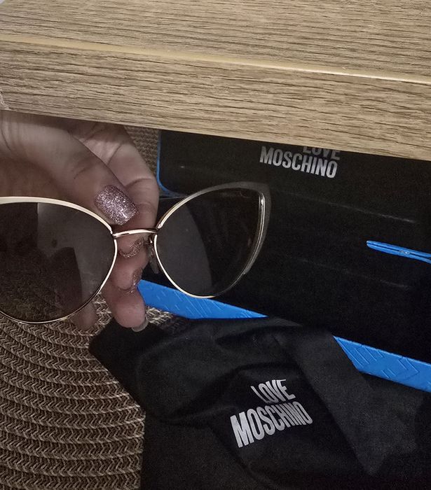 Слънчеви очила love moshino