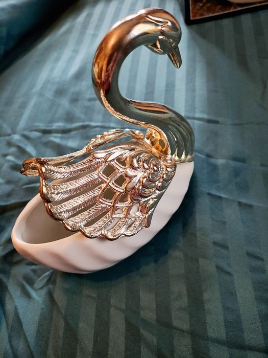 Красива порцелановата захарница