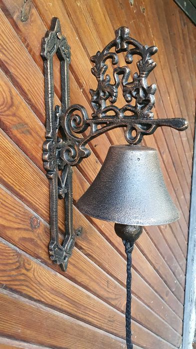 Голяма Чугунена камбана, със силен, ясен и кънтящ звън!