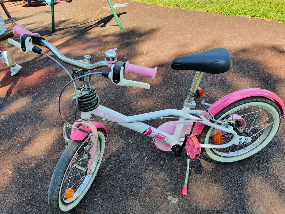 Bicicleta copii cu roți ajutătoare.