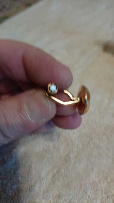 Запонки золотые.