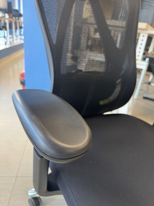 Чисто нов ергономичен офис стол с подглавник – купен преди месец