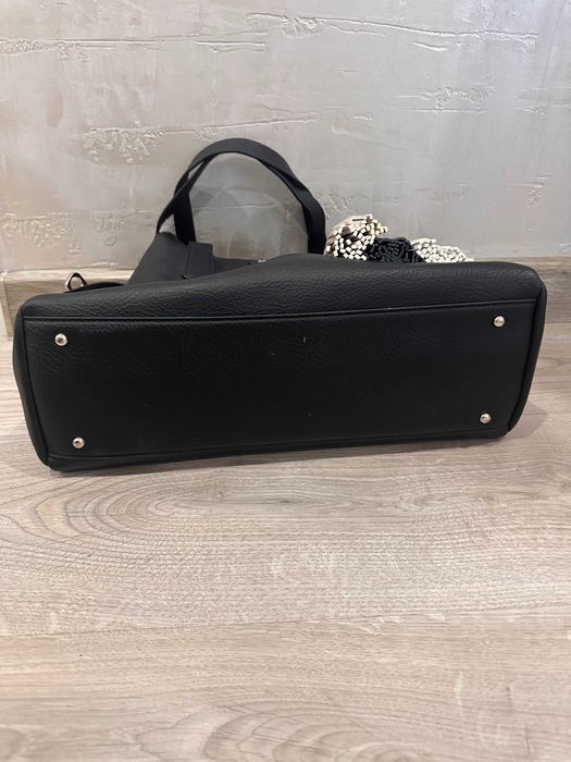 GUESS дамска чанта в черно