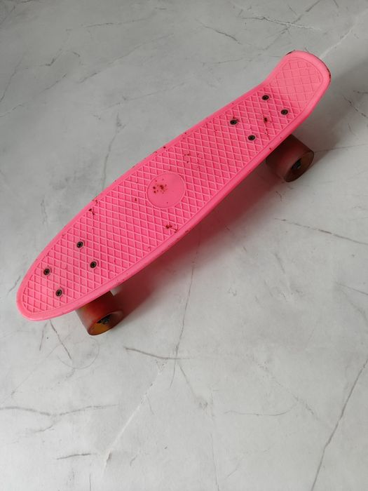 Скейтборд в темноте светится