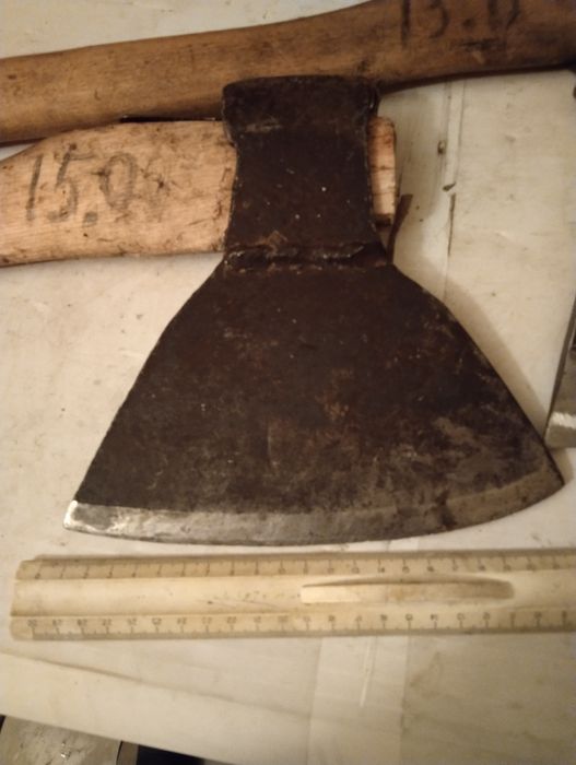 Продам мясной топор с топорищем.