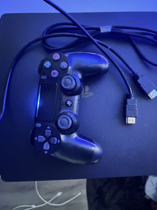 PS4 Slim Playstion 4 slim 1000gb controller + cabluri in stare foarte buna