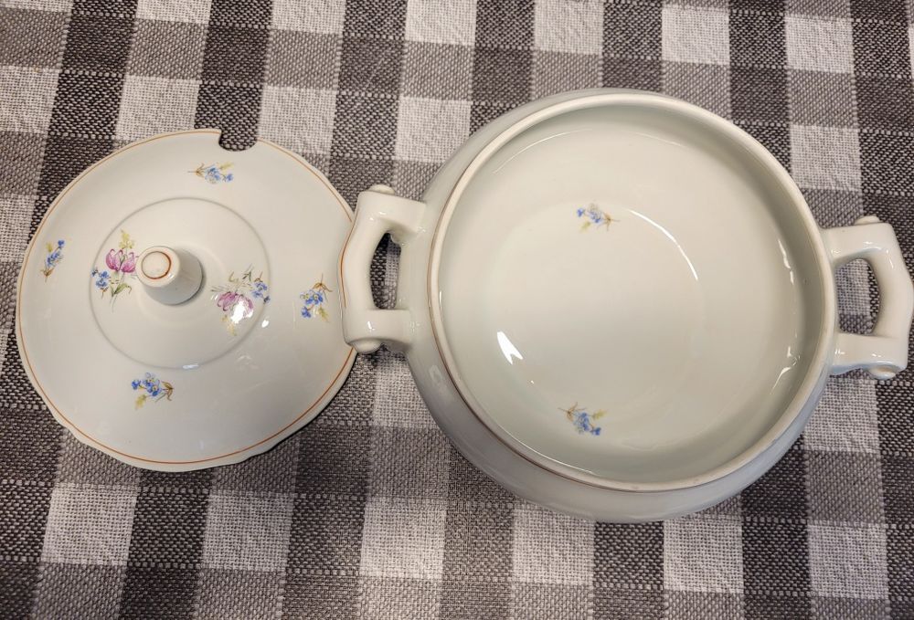 Порцеланов супник с капак! Състояние използвано като ново!