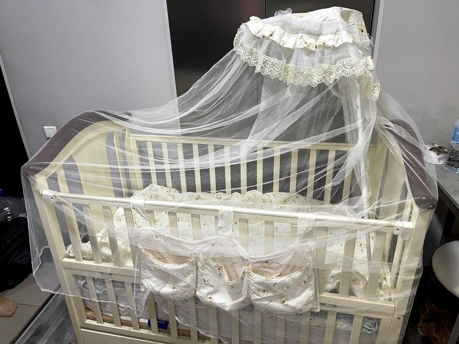 Детская кроватка с матрасом и постельным бельем