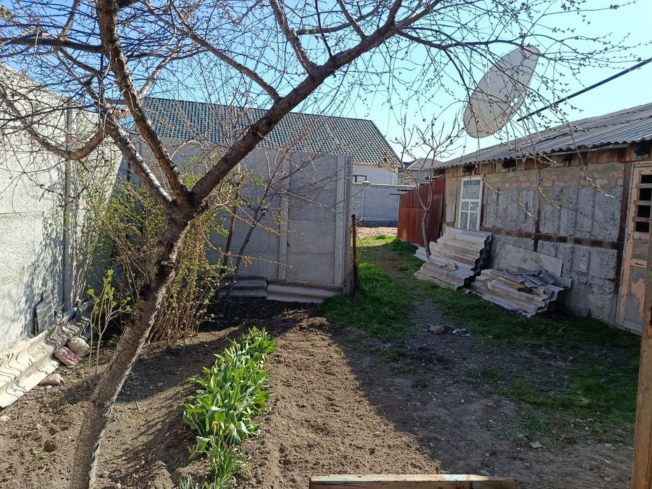 Продаётся участок, с отдельным въездом.