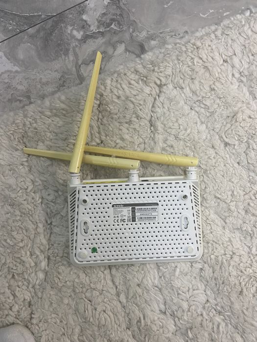 Router tenda fara alimentator dar functional