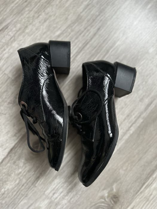 Дамски лачени обувки