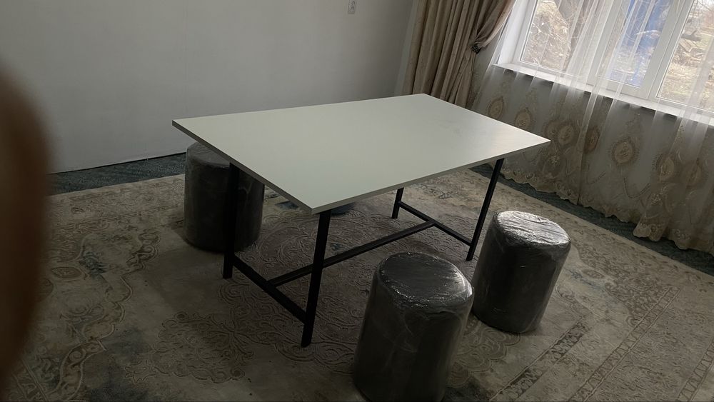 Стол с пуфйкамй