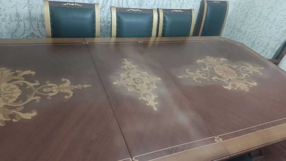 Стол стулья комплект в гостиную.