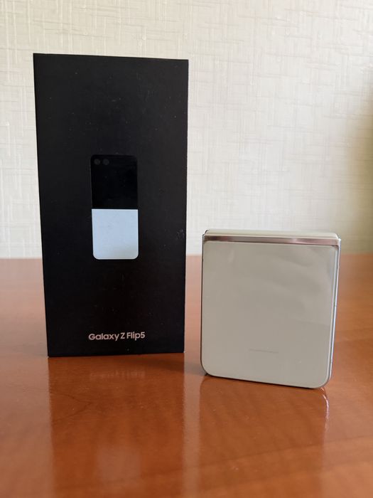 Z flip 5  8/256 GB. Mint