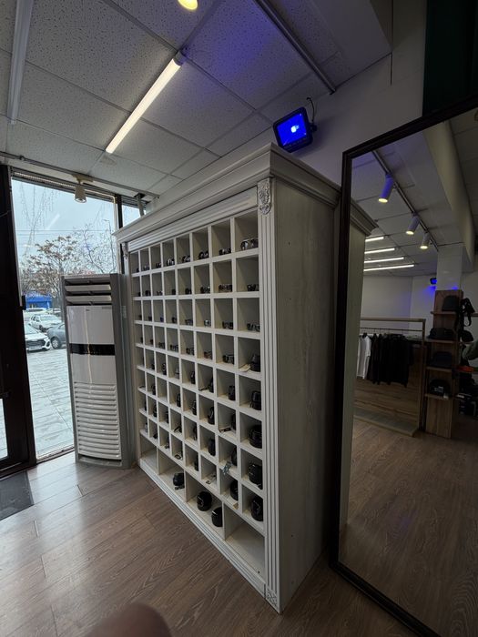 Шкаф с полкамиии и стелладж