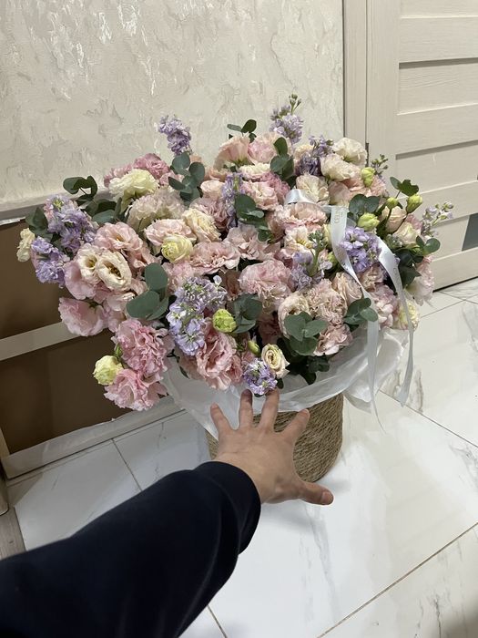 Красивый букет в корзине