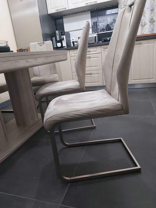 Vând scaune si banca pentru masa bucatarie.