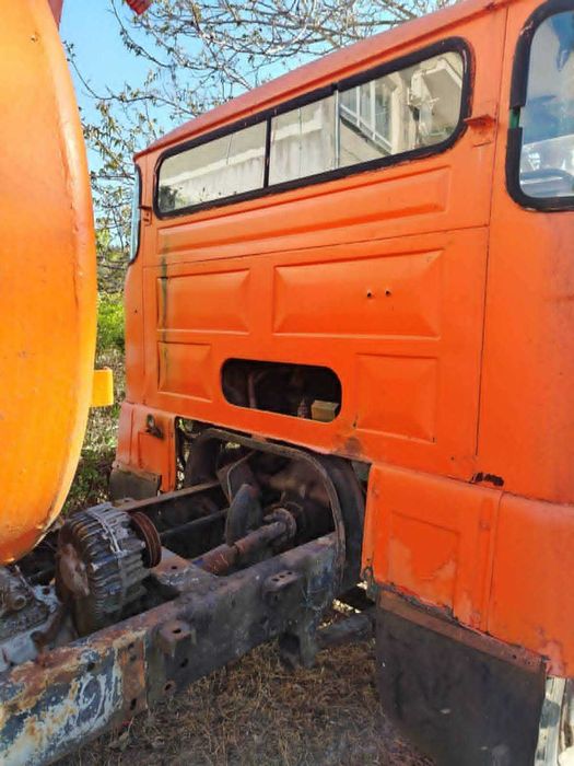 Автомобил и камион-цели или на части.