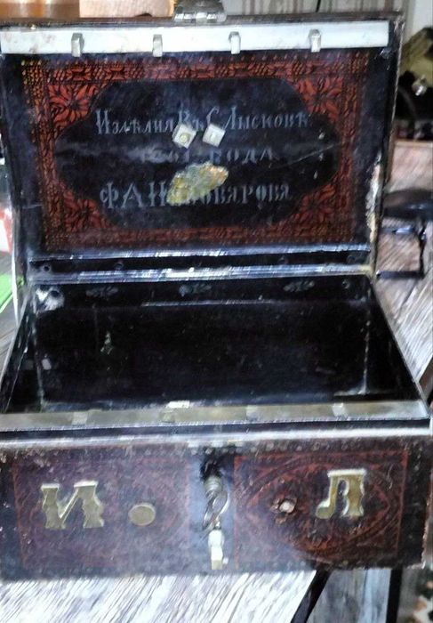 Антикварная  шкатулку из метала 1891 года