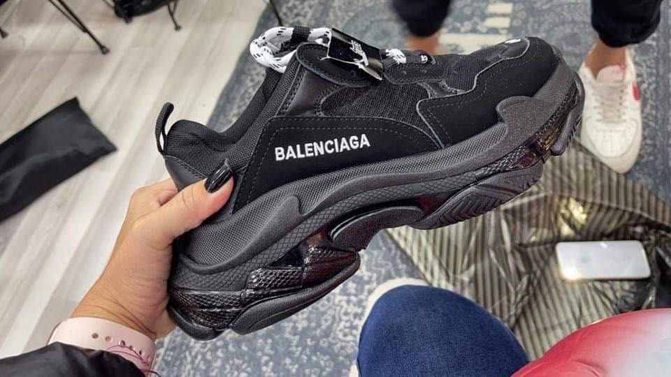 Vând geaca și adidasi