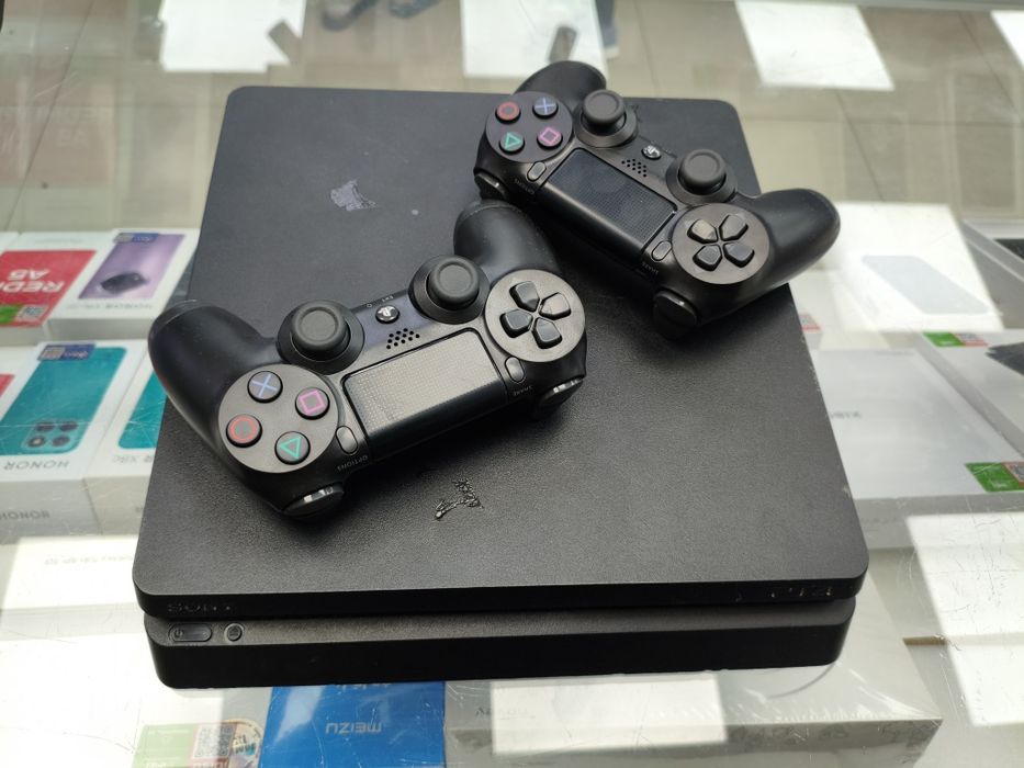 Продам б.у Playstation 4 1tb slim вместе с играми