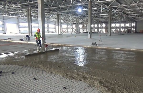 Бетонная стяжка полов .Топпинг.