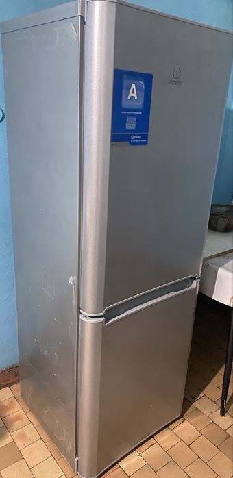 Холодильник INDESIT почти новая