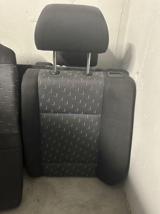 Vand scaune fata si banchete spate in stare foarte buna! Masina are 100.000km!