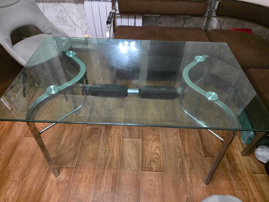 Кухонный стол со стеклянной столешней